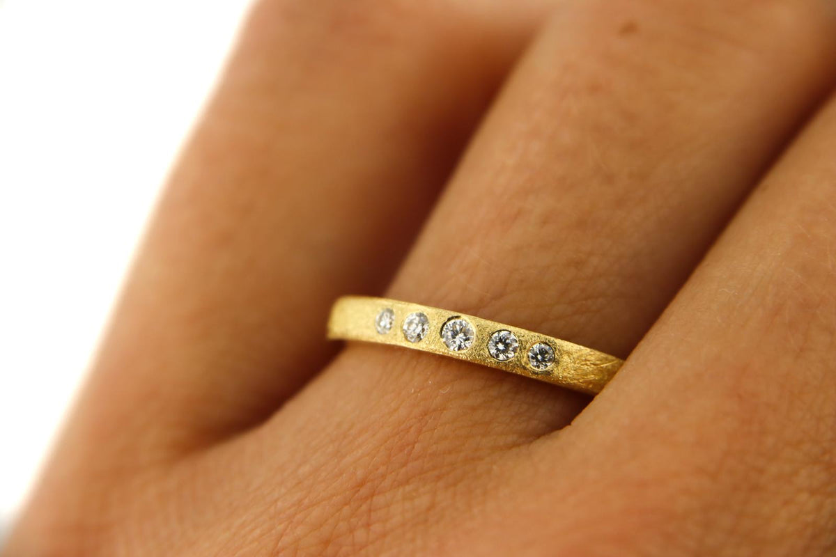 Rheingoldring mit 5 eingeriebenen Brillanten
