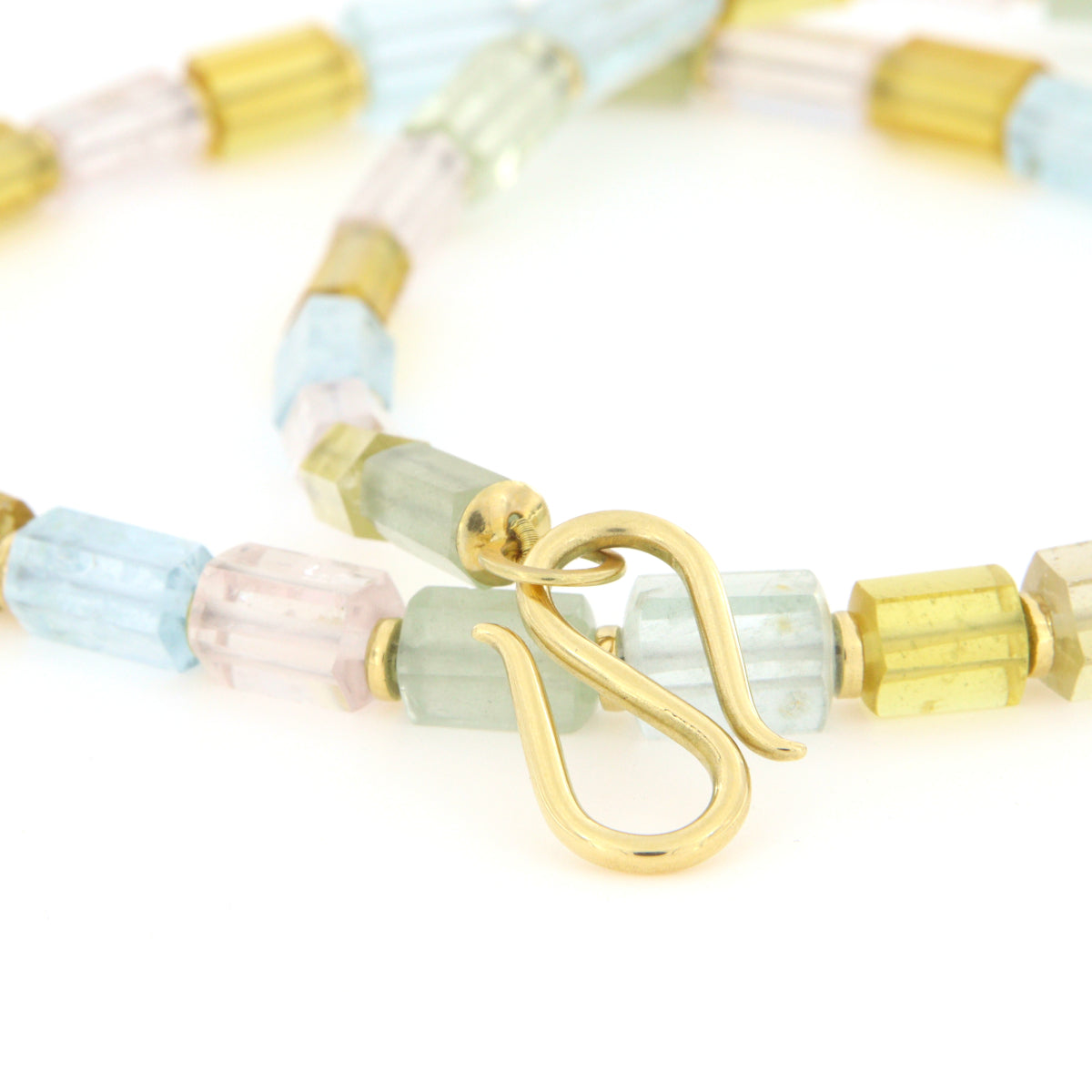 Collier aus Beryllen mit goldenem S-Haken