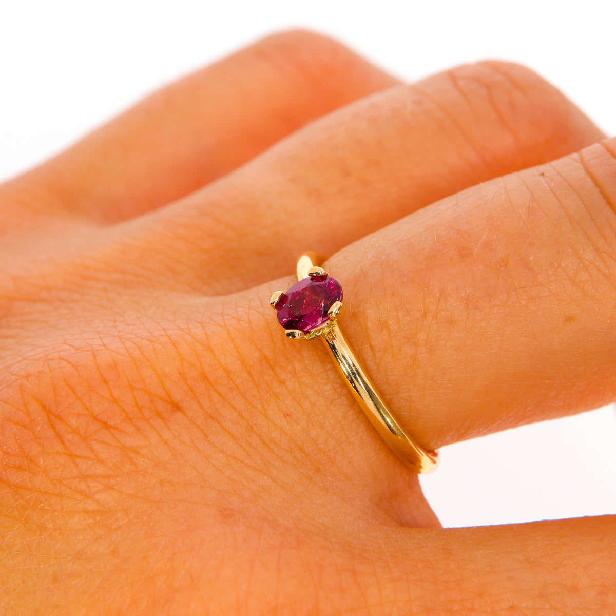 Goldring mit Rubellit in Krappenfassung